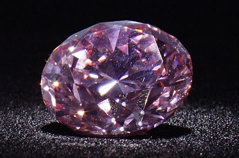 un-diamant-roz-foarte-rar-evaluat-la-8-12-milioane-de-dolari-scos-la-licitatie-11930