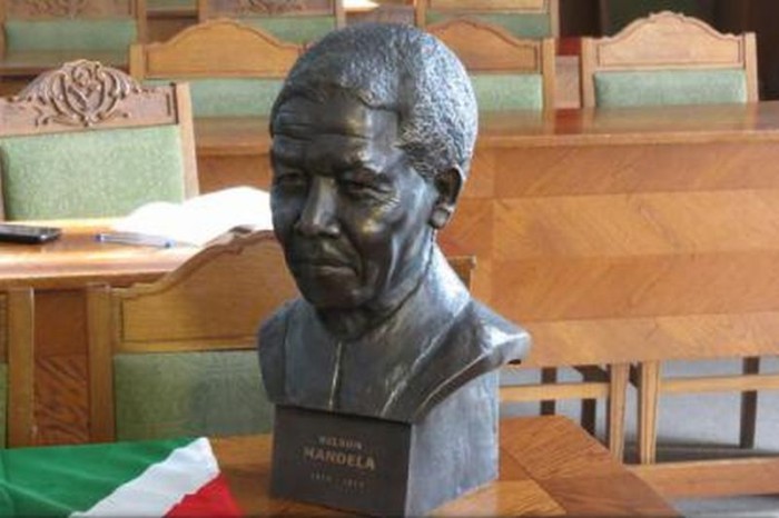 Prima statuie a lui Nelson Mandela din România, dezvelită la Oradea